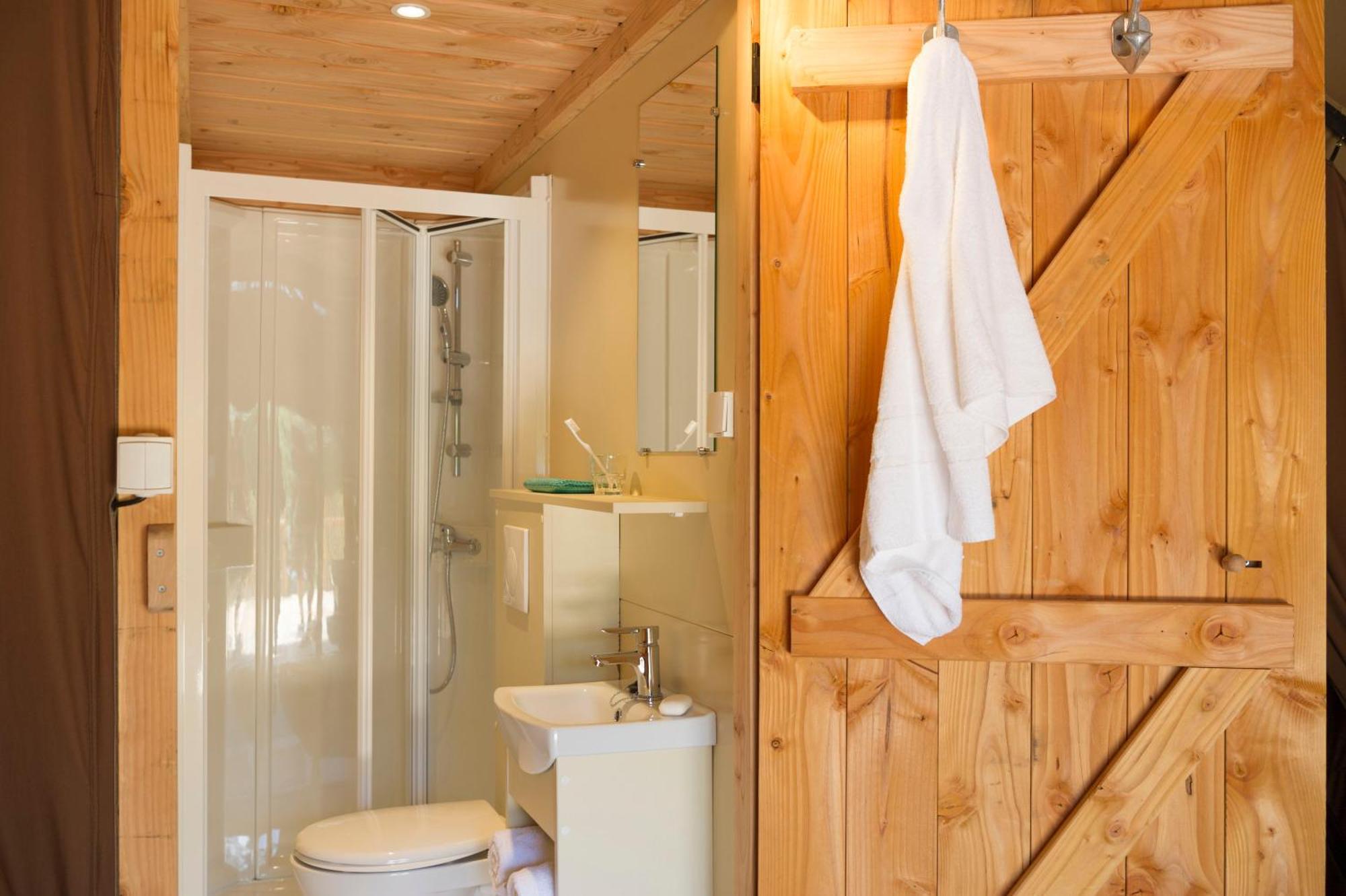 Huttopia De Roos Stegeren Room photo